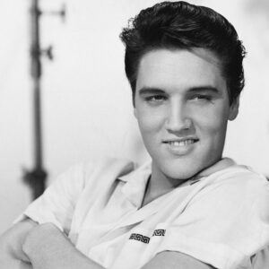 svartvit bild av elvis presley._prova-pa-aktivitet-fran-365-happy-days-idebank